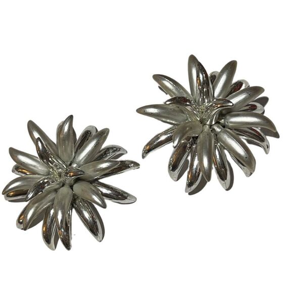Vintage 1950s Silver Spiky Chrysanthemum Flower Clip On Earrings - Picture 3 of 6